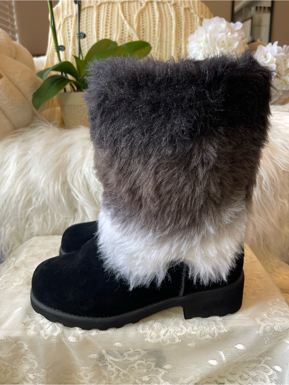 BEARPAW Like New Regina Suede Faux Fur Ombré Boots MSRP$120 - Picture 2 of 7